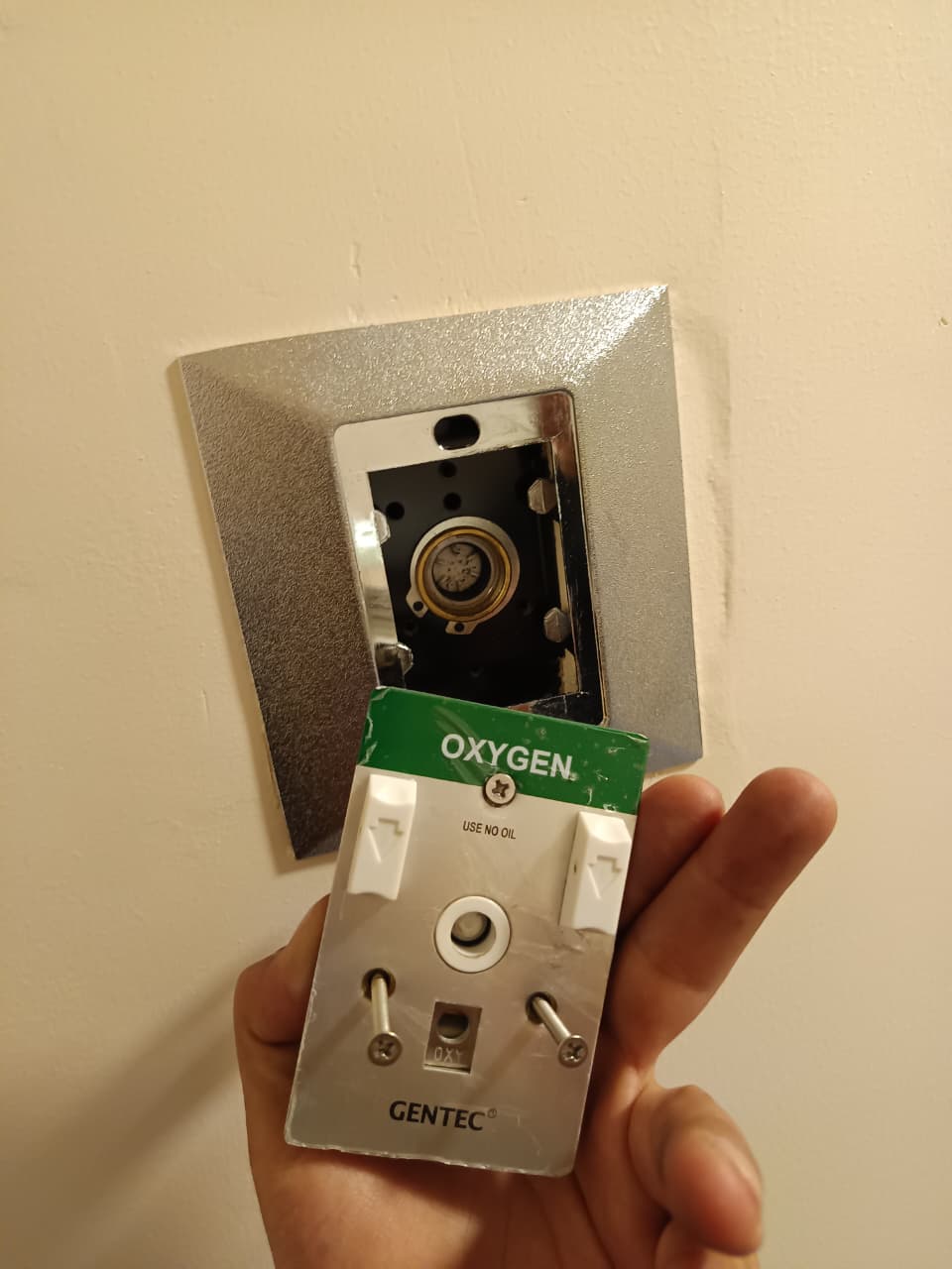 Instalación de toma de oxígeno medicinal marca GENTEC empotrada en pared de habitación hospitalaria